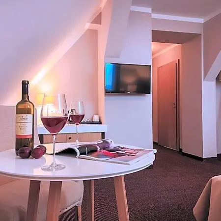 Hotel*** Nat
